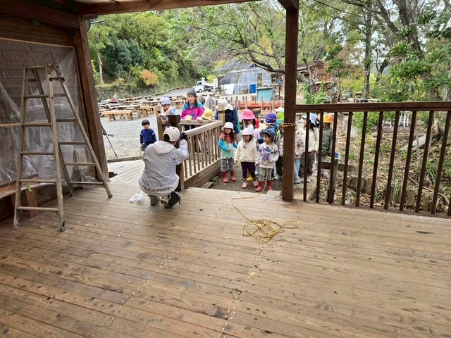 塗装の様子を幼稚園の子供たちが見学にきてくれました