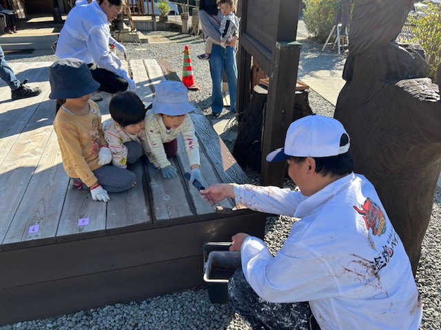 まず塗り方のコツを見てもらってから、一人一列ずつ塗装してもらいました